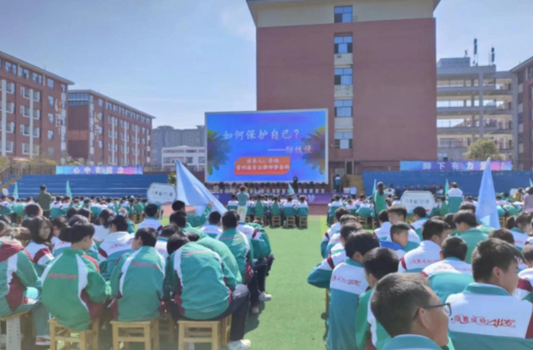 【青云普法】“护蕾行动”I瀛青云执行主任李鸿律师走进遵义市滨湖中学开展普法讲座